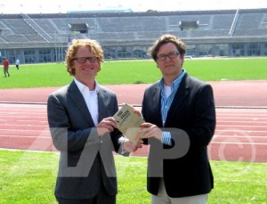 Op 13 mei overhandigt Arjan Kapteijns het eerste exemplaar van ‘The X - Files’ aan Theo van Vugt, hoofdredacteur van Tijdschrift voor Marketing, in het Olympisch Stadion.